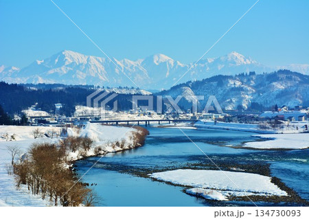 越後三山・信濃川雪景色 134730093