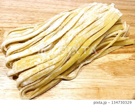 茹でる前の生パスタ(フェットチーネ)1 134730329