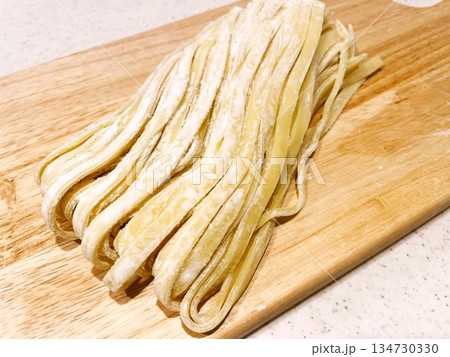 茹でる前の生パスタ(フェットチーネ)2 134730330