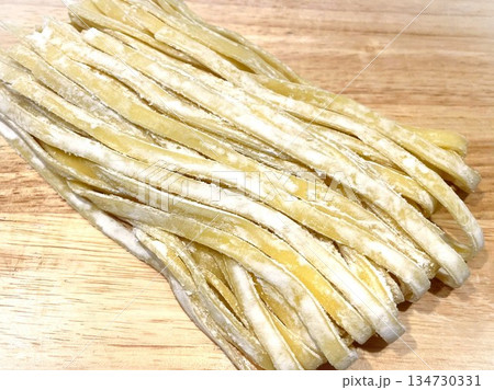 茹でる前の生パスタ(フェットチーネ)3 茹でる前の生パスタ(フェットチーネ)3 134730331