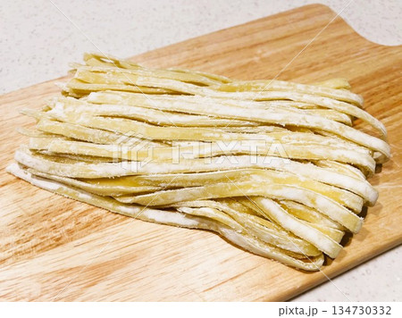 茹でる前の生パスタ(フェットチーネ)4 134730332