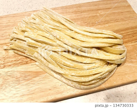 茹でる前の生パスタ(フェットチーネ)5 茹でる前の生パスタ(フェットチーネ)5 134730333