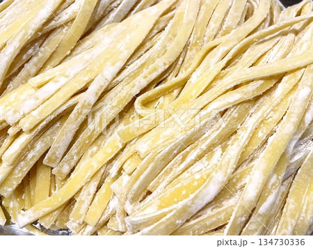 茹でる前の生パスタ(フェットチーネ)8 134730336