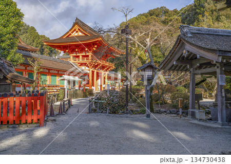 冬の賀茂別雷神社(上賀茂神社)楼門 冬の賀茂別雷神社(上賀茂神社)楼門 134730438