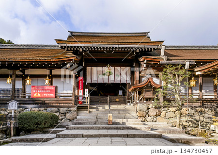 冬の賀茂別雷神社（上賀茂神社）中門 134730457