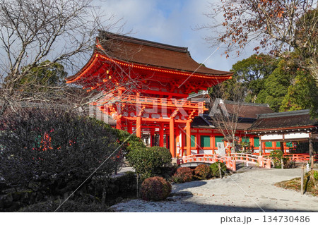 冬の賀茂別雷神社(上賀茂神社)楼門 冬の賀茂別雷神社(上賀茂神社)楼門 134730486