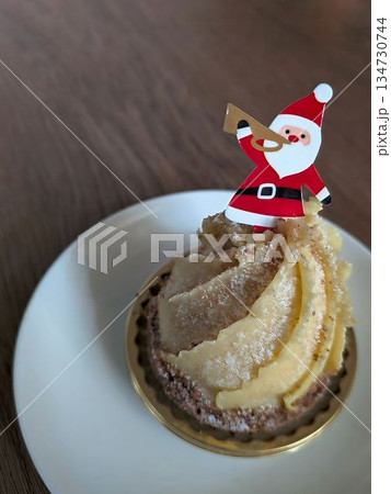 サンタクロースのプレイトの乗ったケーキ サンタクロースのプレイトの乗ったケーキ 134730744