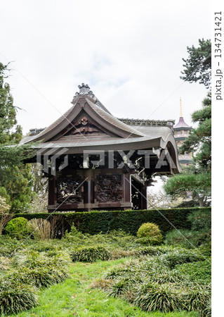 ロンドン郊外のキューガーデンにある日本庭園に設置された歴史的な建物の勅使門と春の桜 ロンドン郊外のキューガーデンにある日本庭園に設置された歴史的な建物の勅使門と春の桜 134731421