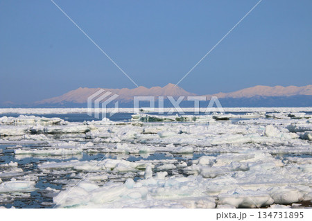 知床連山と流氷 134731895