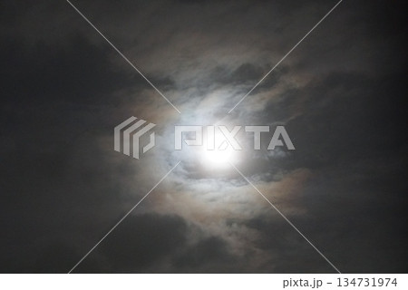 雲に隠れた月 雲に隠れた月 134731974