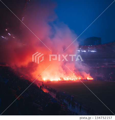 発煙と熱狂的な観客に包まれたサッカースタジアムの試合風景 134732157
