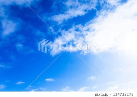 青空と雲のシンプルな風景 134732178