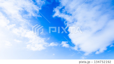 青空と雲のシンプルな風景 134732192