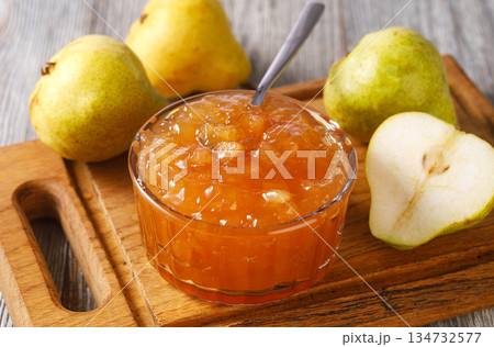 Homemade pear jam in glass bowl with fresh fruit 134732577