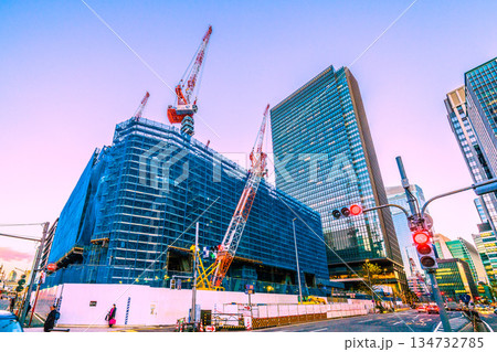 日本の東京都市景観新風景。TOKYO TORCH  常盤橋再開発　大手町に巨大鉄骨構造体やクレーン群 134732785