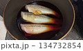 キュウセンベラを煮付けようとしている場面 134732854
