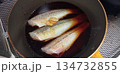 キュウセンベラを煮付けるところ 134732855