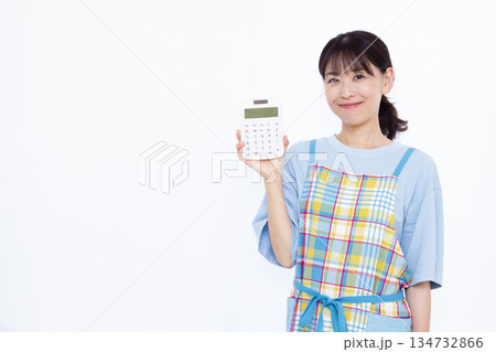 笑顔で電卓を持っている主婦 134732866