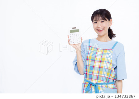 笑顔で電卓を持っている主婦 笑顔で電卓を持っている主婦 134732867