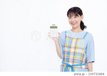 笑顔で電卓を持っている主婦 笑顔で電卓を持っている主婦 134732868