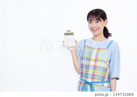 笑顔で電卓を持っている主婦 134732869