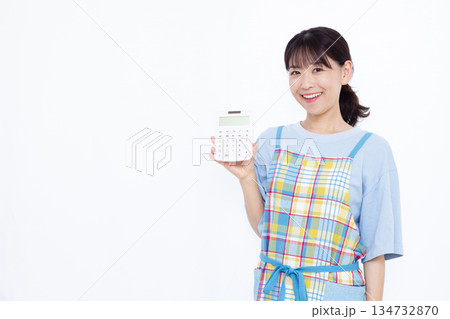 笑顔で電卓を持っている主婦 134732870