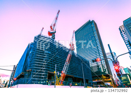 日本の東京都市景観新風景。TOKYO TORCH 常盤橋再開発　大手町に巨大鉄骨構造体やクレーン群 134732992