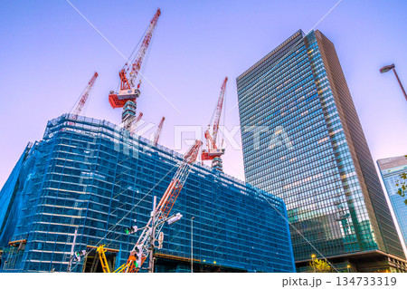 日本の東京都市景観新風景。TOKYO TORCH 大手町に巨大鉄骨構造体やクレーン群。常盤橋再開発 134733319