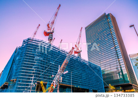 日本の東京都市景観新風景。TOKYO TORCH 大手町に巨大鉄骨構造体やクレーン群。常盤橋再開発… 134733385