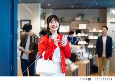 買い物をする若い女性 買い物をする若い女性 134733583