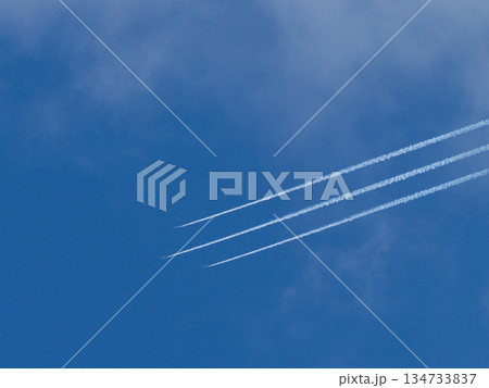 青空に白い雲 ブルーインパルス3機のスモーク② 青空に白い雲 ブルーインパルス3機のスモーク② 134733837