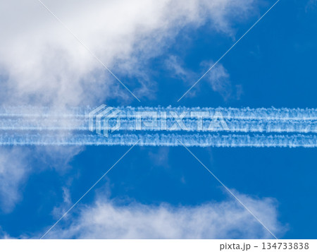 青空に白い雲 ブルーインパルス3機のスモーク③ 青空に白い雲 ブルーインパルス3機のスモーク③ 134733838