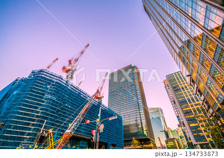日本の東京都市景観新風景。TOKYO TORCH 常盤橋再開発　大手町に巨大鉄骨構造体やクレーン群 134733873