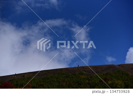 未来への挑戦とパートナーシップ:広大な稜線を歩く二人の登山者(青空・コピースペース) 未来への挑戦とパートナーシップ:広大な稜線を歩く二人の登山者(青空・コピースペース) 134733928