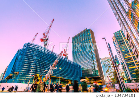 日本の東京都市景観年末…TOKYO TORCH 大手町に巨大鉄骨構造体やクレーン群。常盤橋再開発… 134734101