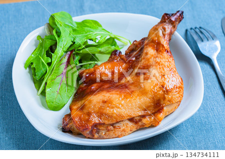 白い皿で盛り付けたローストチキン 134734111