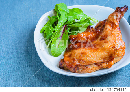 白い皿で盛り付けたローストチキン 白い皿で盛り付けたローストチキン 134734112