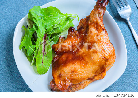 白い皿で盛り付けたローストチキン 134734116