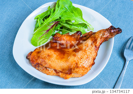 白い皿で盛り付けたローストチキン 134734117