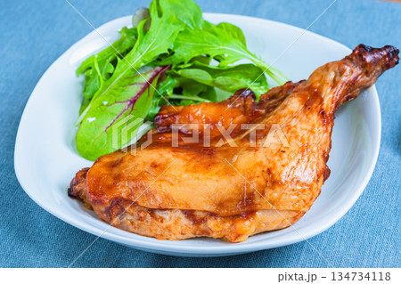 白い皿で盛り付けたローストチキン 134734118