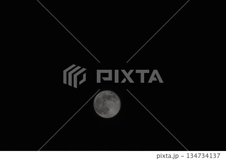 夜空に浮かぶ月 夜空に浮かぶ月 134734137