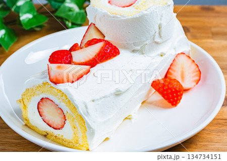 いちごのロールケーキ 134734151