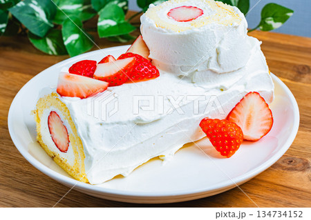 いちごのロールケーキ 134734152