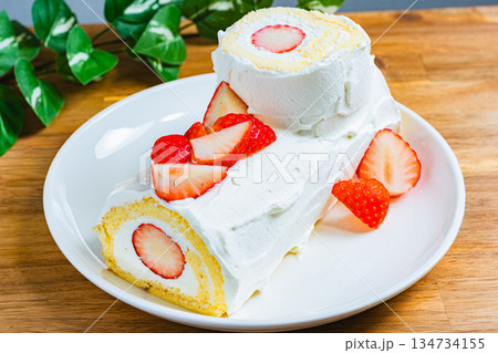 いちごのロールケーキ 134734155