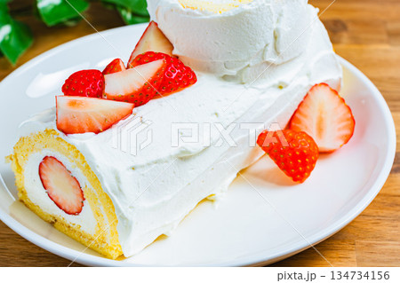 いちごのロールケーキ 134734156