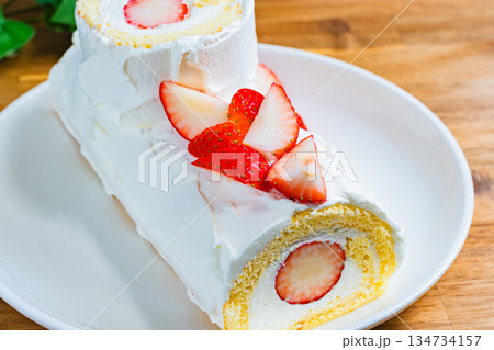いちごのロールケーキ いちごのロールケーキ 134734157