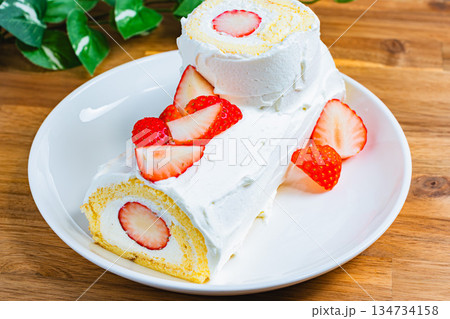いちごのロールケーキ 134734158