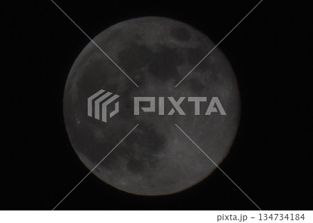 月の夜空に浮かぶ月 134734184