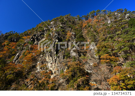 青空バックに映える昇仙峡の紅葉情景 134734371