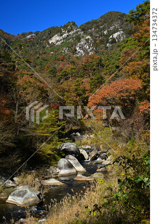 紅葉の昇仙峡の美しい山河 紅葉の昇仙峡の美しい山河 134734372